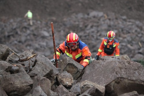 圖3、2月8日搜救隊伍進行搶救(資料來源：新華社[3])