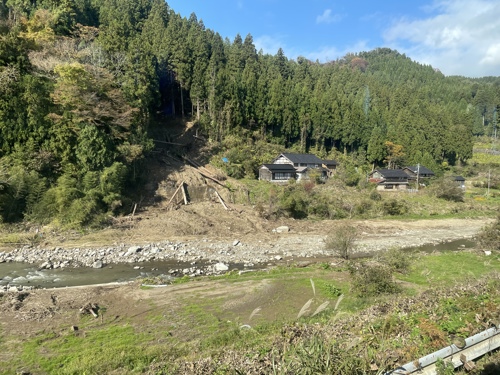 圖3、9月豪雨事件加劇河流沿岸邊坡發生崩塌(資料來源：災防科技中心，2024/11攝)