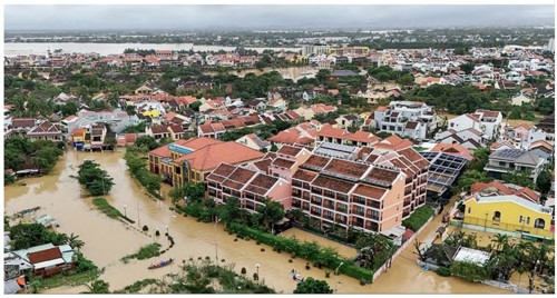 圖10、2025年10月30日，越南會安市遭遇暴雨襲擊，街道和建築物被洪水淹沒