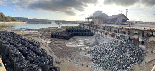 圖13、震後鹿磯漁港在進行疏濬作業(資料來源：災防科技中心，2024/11攝)