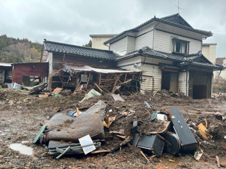 圖18、9月豪雨造成輪島市合同會社地區道路及房屋嚴重受損(資料來源：災防科技中心，2025/03攝)