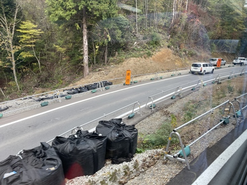 圖2-里山海道快速道路沿途進行邊坡整治工程(資料來源：災防科技中心，2024/11攝)